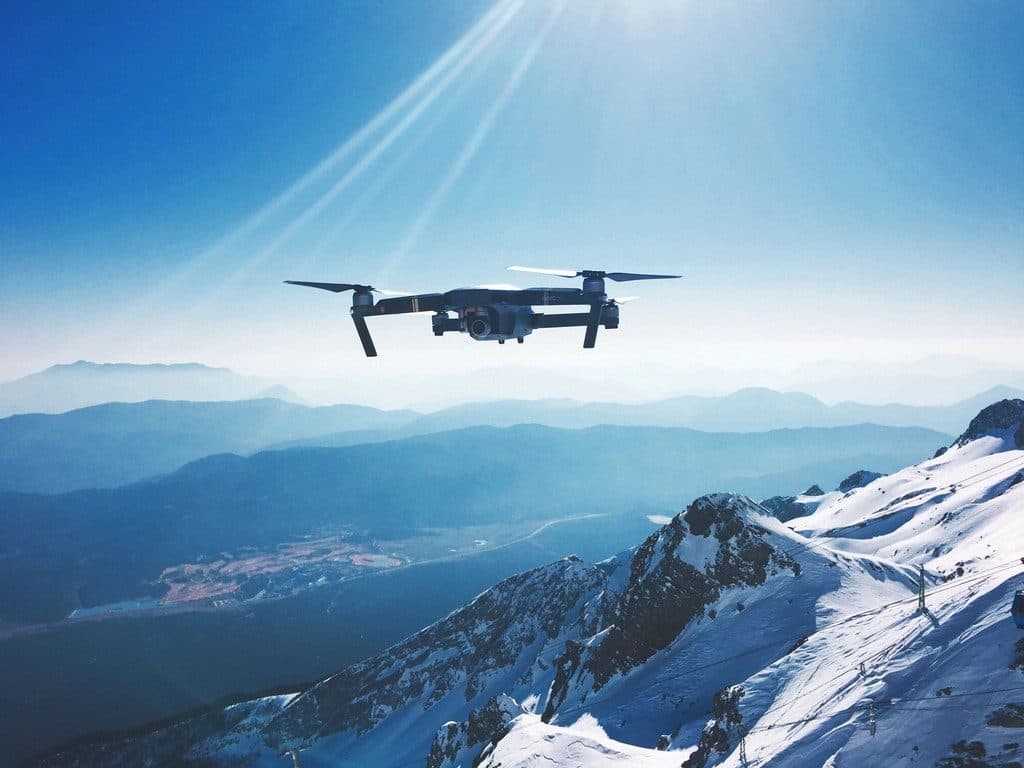 Un dron en vuelo sobre una cordillera nevada